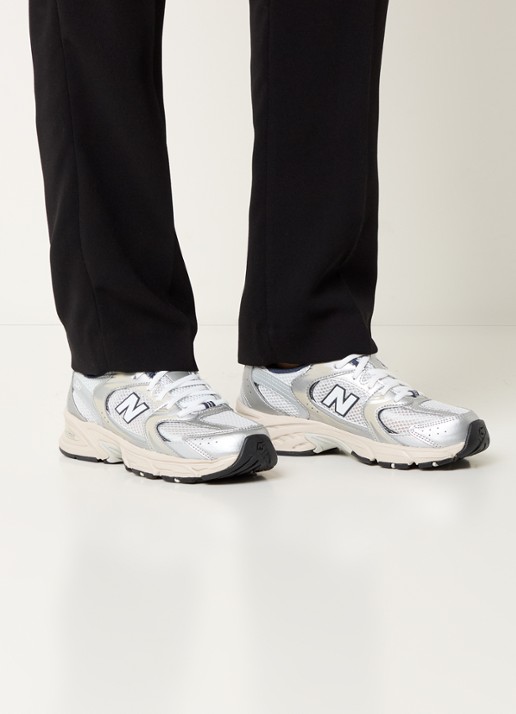 New Balance 530 sneaker van mesh met metallic finish - voorkant 6 lichtgrijs