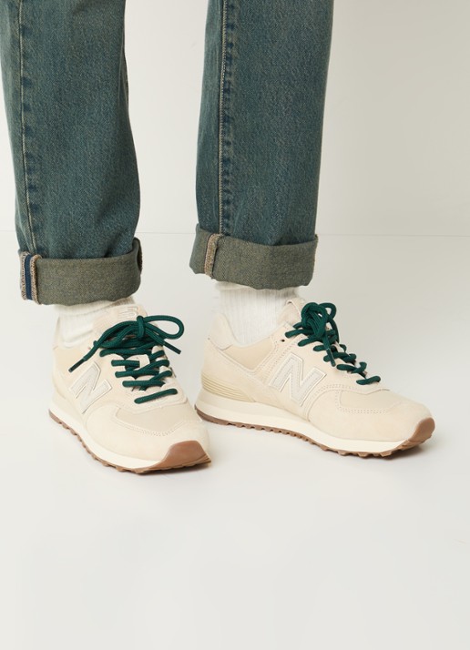 New Balance 574 sneaker van suède - voorkant 3 gebroken wit