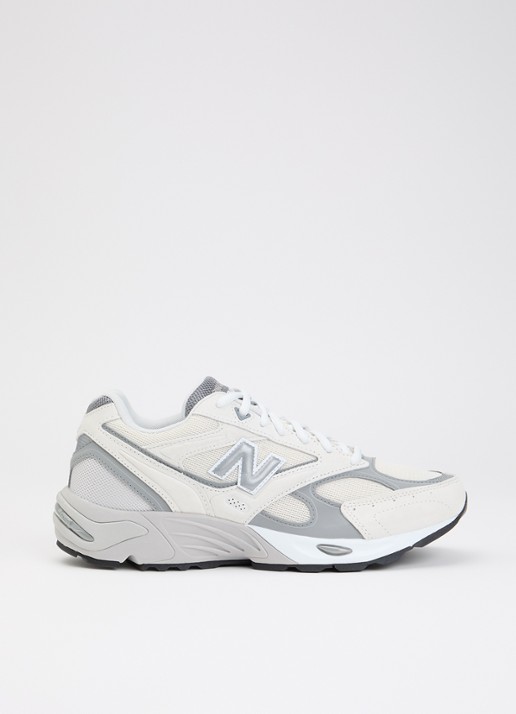 New Balance 880R sneaker met details van suède - voorkant gebroken wit
