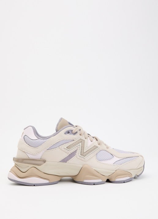 New Balance 9060 sneaker van mesh met suède details - voorkant donkerbeige