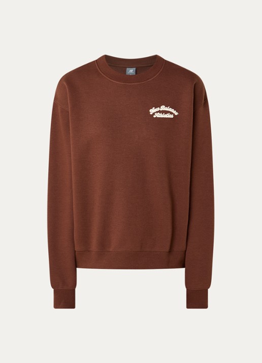 New Balance Heritage sweater met logo- en backprint - voorkant 2 hazelnootbruin