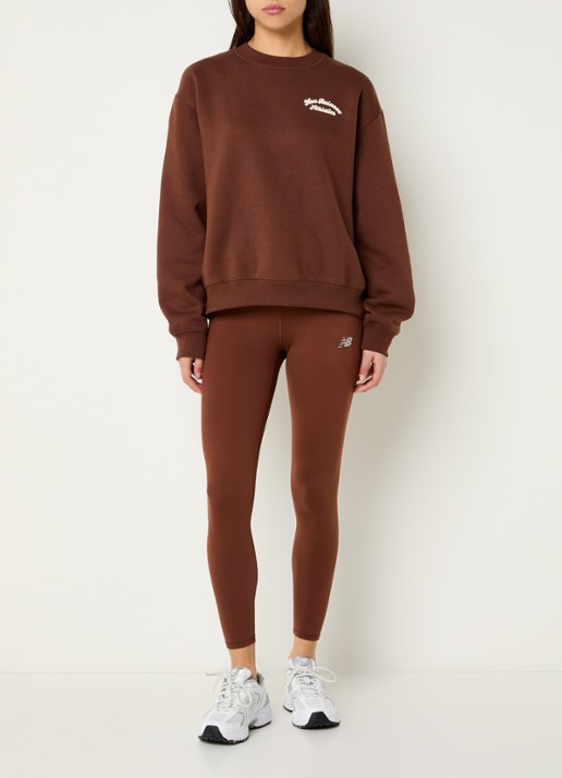 New Balance Heritage sweater met logo- en backprint - voorkant 3 hazelnootbruin