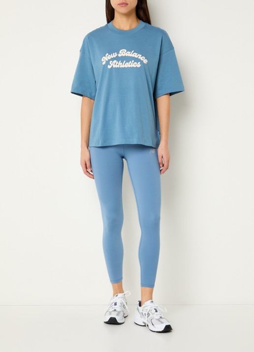 New Balance Heritage T-shirt met logoprint - voorkant 4 staalblauw