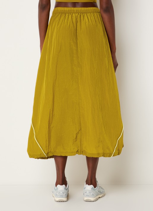 New Balance High waist maxi rok met logo en steekzakken - achterkant okergeel