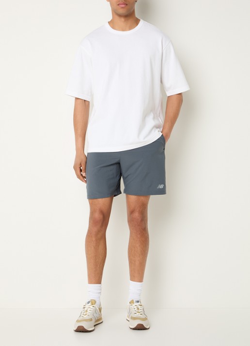New Balance Straight fit korte trainingsbroek met steekzakken - voorkant 2 grijs