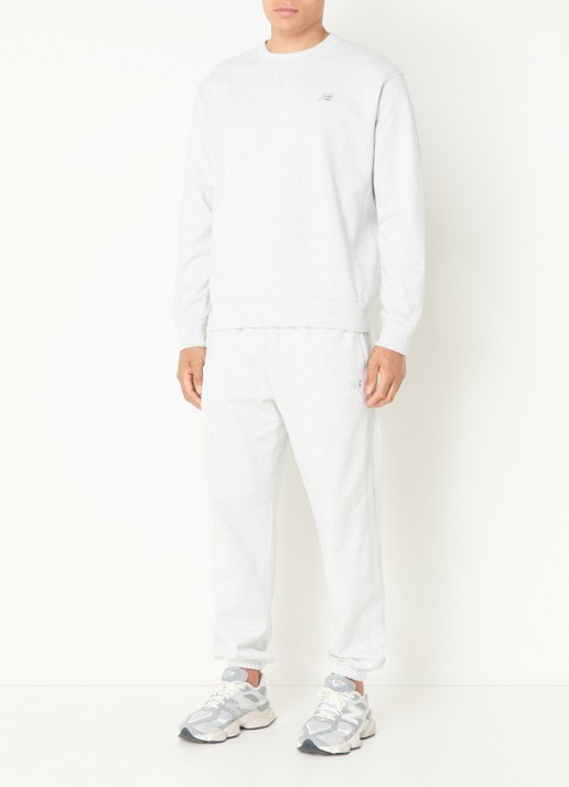 New Balance Sweater met logoborduring - voorkant 3 lichtgrijs