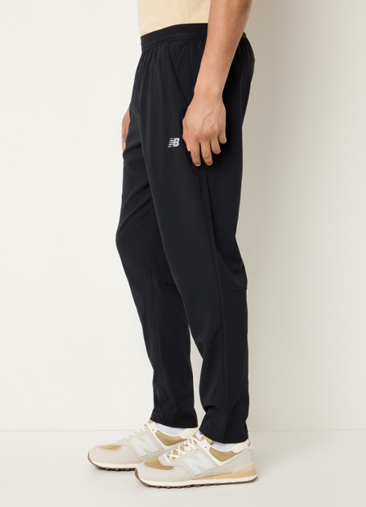 New Balance Tapered fit trackpants met logo en steekzakken - detail 5 zwart
