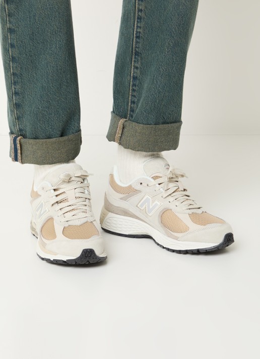 New Balance U2002 sneaker van suède met mesh details - voorkant 2 taupe