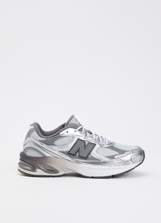 New Balance U2010 sneaker met mesh details en metallic finish