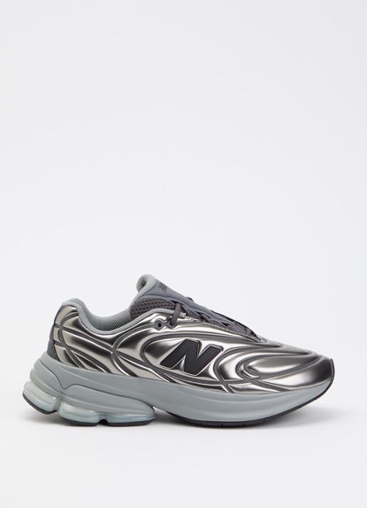 New Balance U5030 sneaker met logo en metallic finish