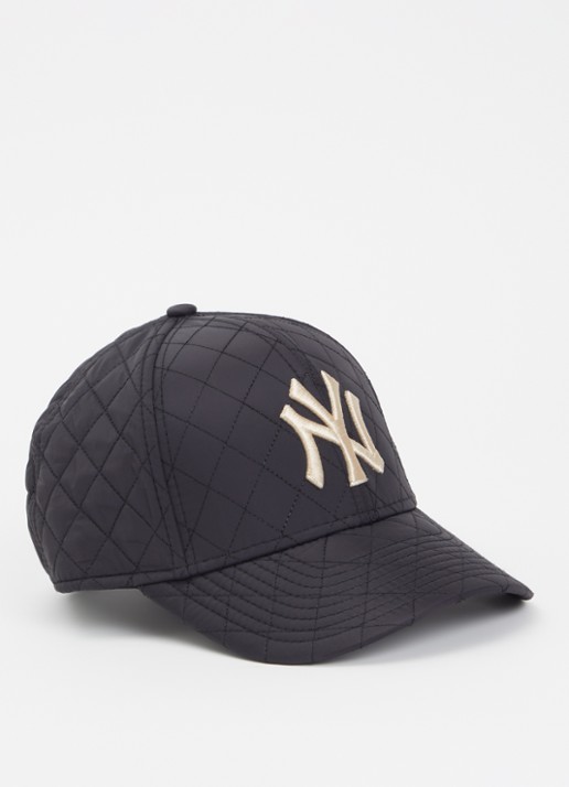 New Era Pet met logo en quilt patroon