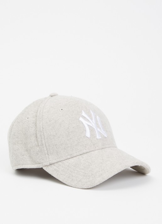 New Era Pet met logoborduring - voorkant 2 lichtgrijs