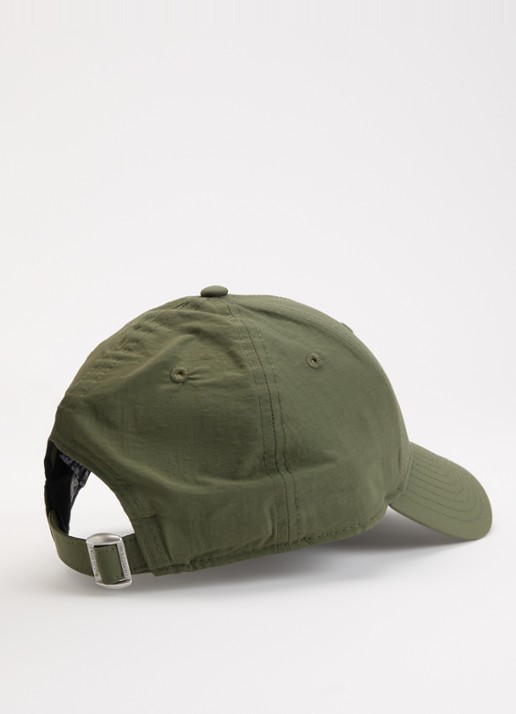New Era Pet met logoborduring - detail 2 legergroen