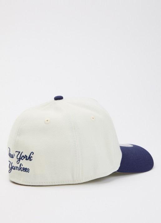 New Era Pet met logoborduring - detail gebroken wit