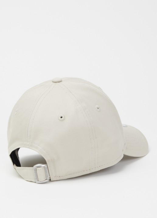 New Era Pet met logoborduring - detail beige