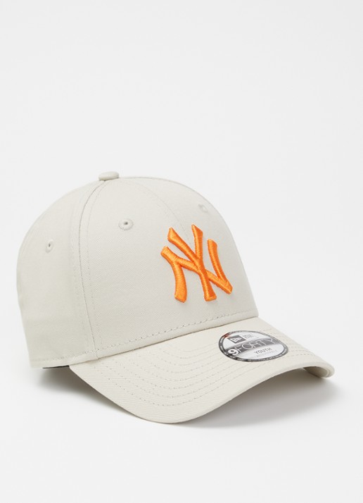 New Era Pet met logoborduring - voorkant 2 beige