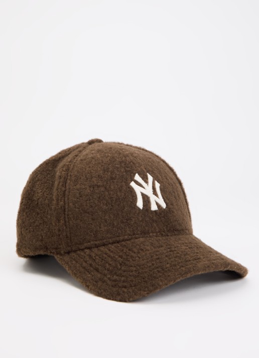 New Era Pet van teddy met logoborduring - voorkant bruin