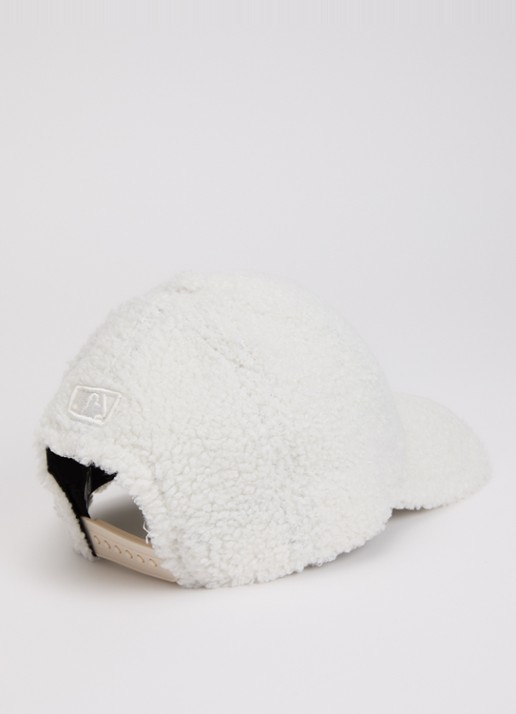 New Era Pet van teddy met logoborduring - detail 3 gebroken wit