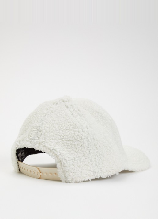 New Era Pet van teddy met logoborduring - detail 4 gebroken wit