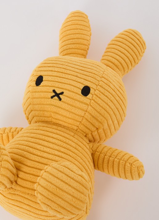 Nijntje Miffy knuffel van corduroy 23 cm - voorkant 2 geel
