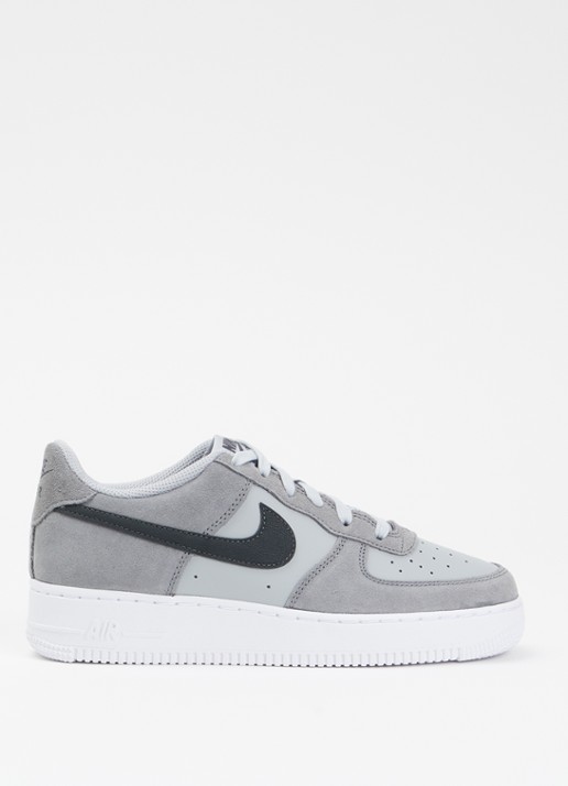 Nike Air Force 1 sneaker van suède met leren details