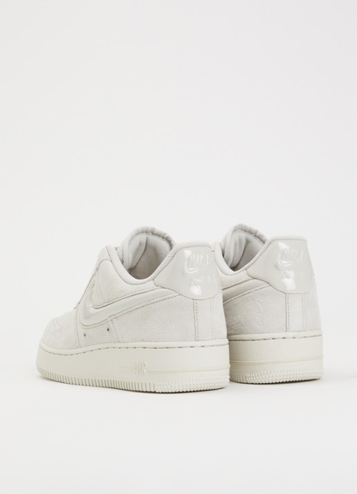 Nike Air Force 1 sneaker van suède - achterkant 2 creme