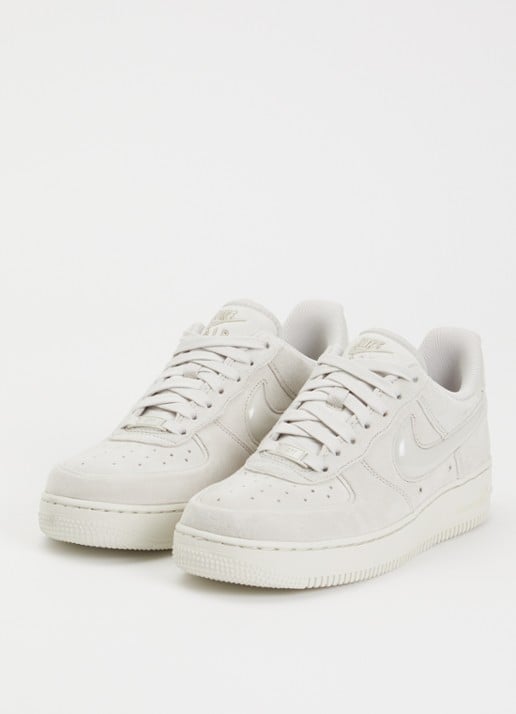Nike Air Force 1 sneaker van suède - detail 3 creme