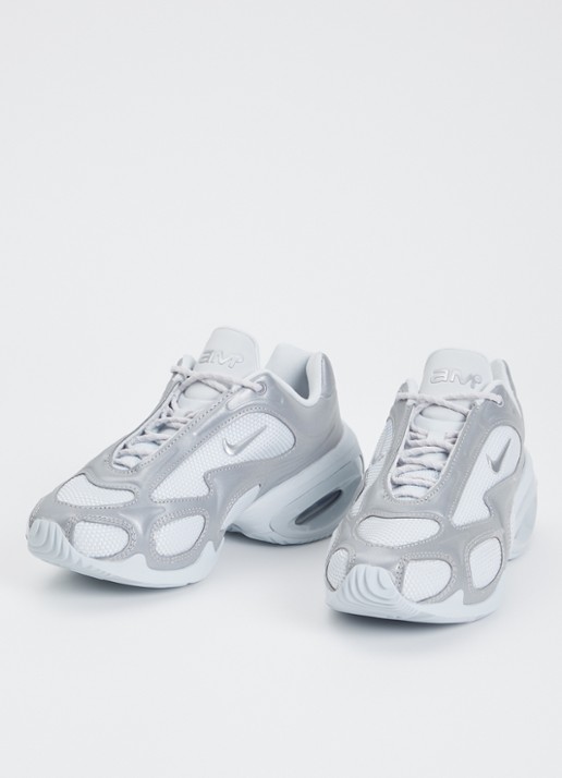 Nike Air Max Muse sneaker met mesh details en metallic finish - detail zilver
