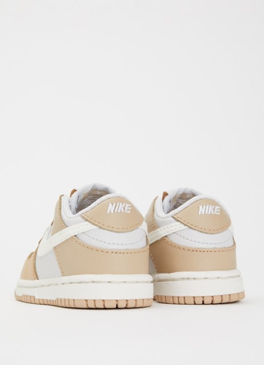 Nike Dunk Low sneaker met details van leer en logo  - achterkant 6 lichtbruin