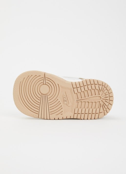 Nike Dunk Low sneaker met details van leer en logo  - detail 4 lichtbruin