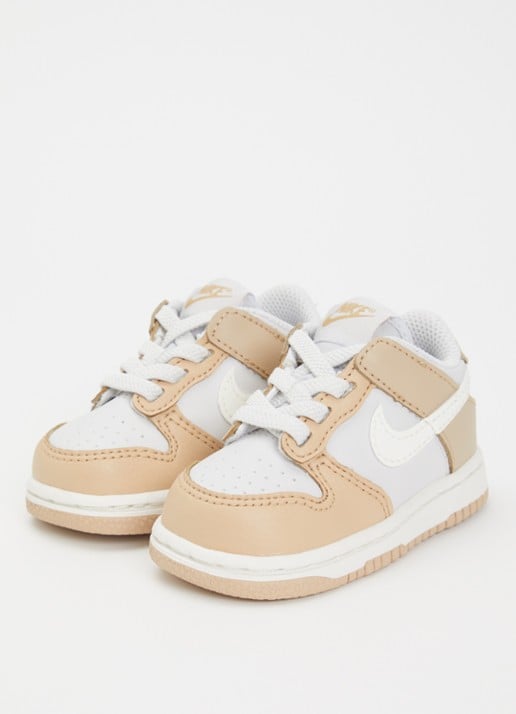 Nike Dunk Low sneaker met details van leer en logo  - voorkant 2 lichtbruin