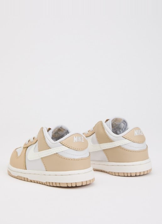 Nike Dunk Low sneaker met details van leer en logo  - achterkant 7 lichtbruin