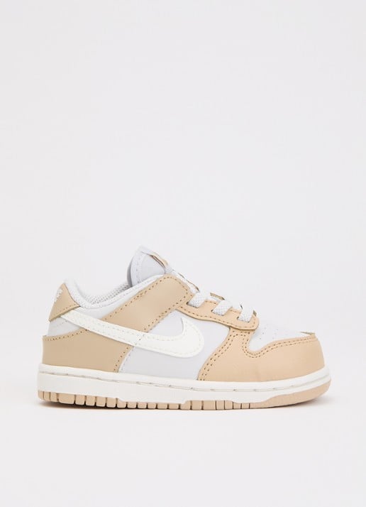 Nike Dunk Low sneaker met details van leer en logo  - voorkant 3 lichtbruin