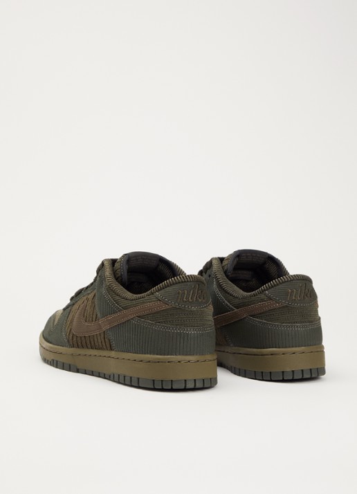 Nike Dunk Low sneaker van corduroy  - achterkant khaki