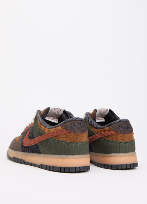 Nike Dunk Low sneaker van corduroy  - achterkant 5 hazelnootbruin