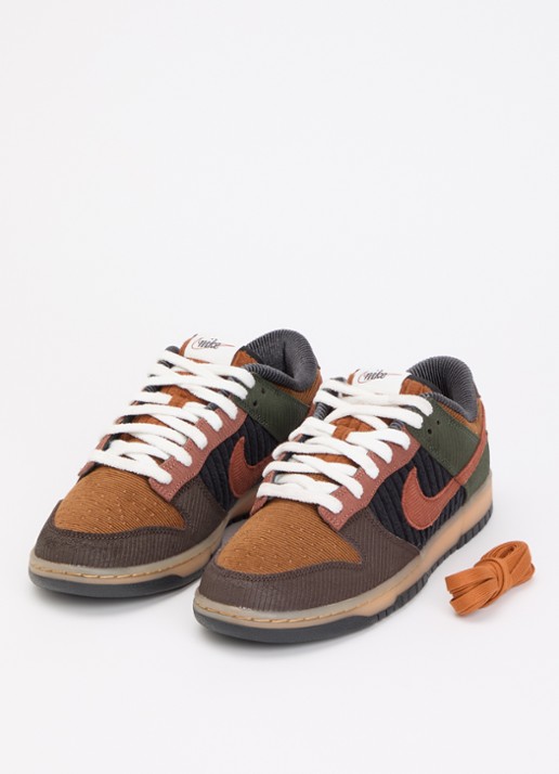 Nike Dunk Low sneaker van corduroy  - detail 2 hazelnootbruin