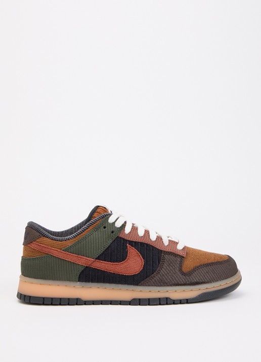 Nike Dunk Low sneaker van corduroy  - voorkant hazelnootbruin
