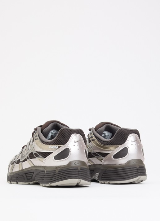 Nike P-6000 sneaker van mesh met metallic details - achterkant 4 donkerbruin