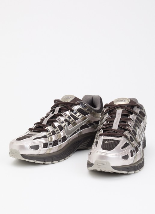 Nike P-6000 sneaker van mesh met metallic details - detail donkerbruin