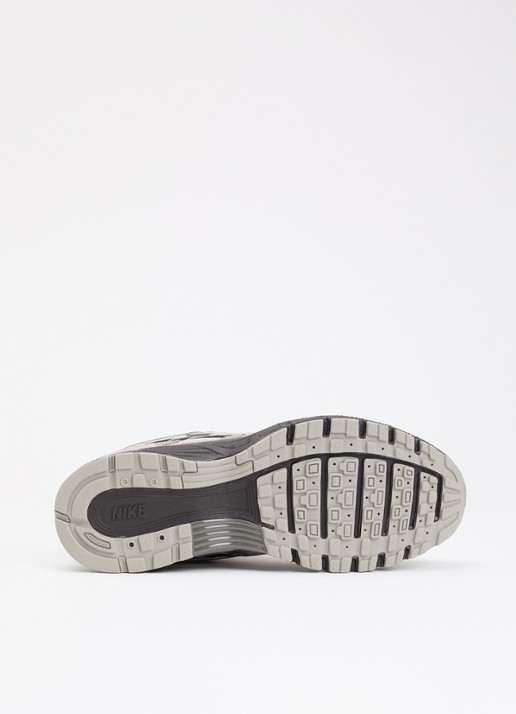 Nike P-6000 sneaker van mesh met metallic details - detail 3 donkerbruin