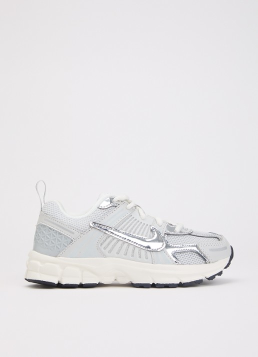 Nike Vomero 5 sneaker met logo en metallic details