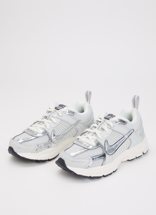 Nike Vomero 5 sneaker met logo en metallic details  - voorkant 2 zilver