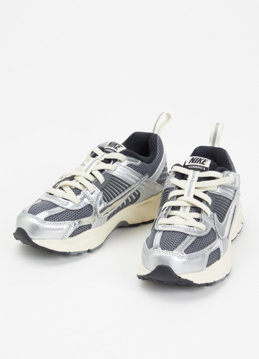 Nike Zoom Vomero 5 sneaker met mesh details - voorkant 2 zilver