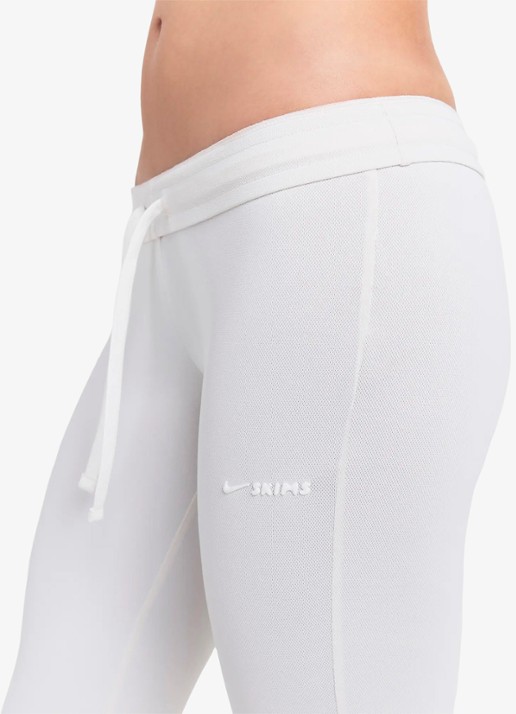 NikeSKIMS Airy low waist flared fit trainingslegging met logo - detail 2 ivoor
