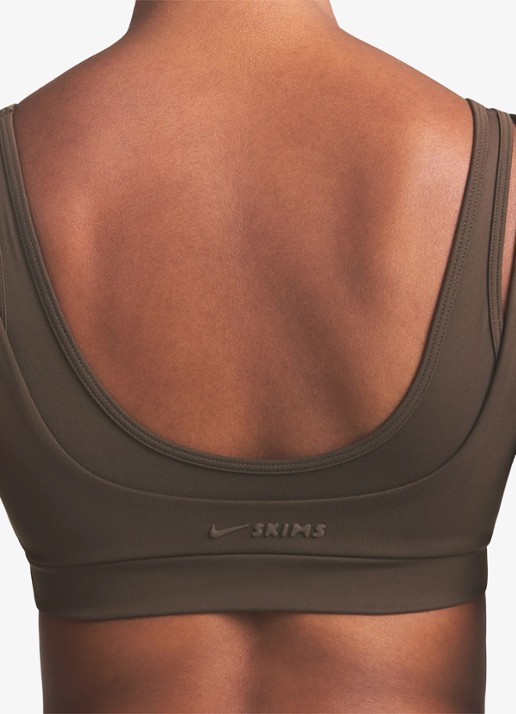 NikeSKIMS Matte sport bh met light support - detail 2 lichtbruin