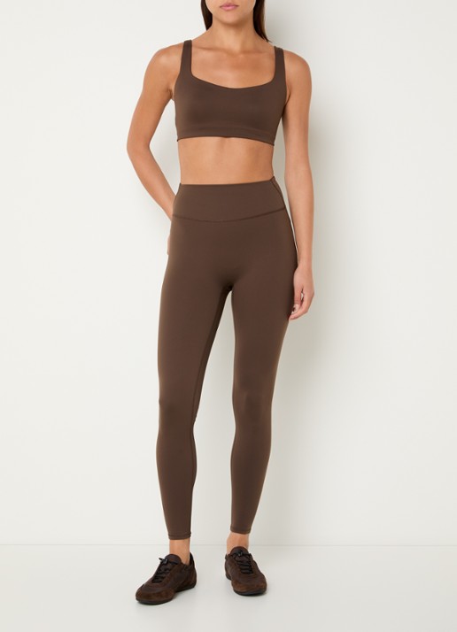 NikeSKIMS Matte sport bh met medium support - voorkant 4 lichtbruin