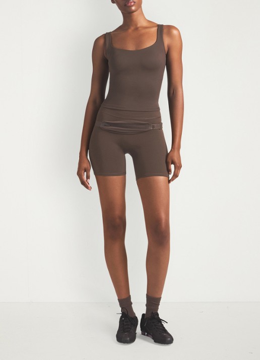 NikeSKIMS Matte trainings crop top met stretch - voorkant 2 lichtbruin