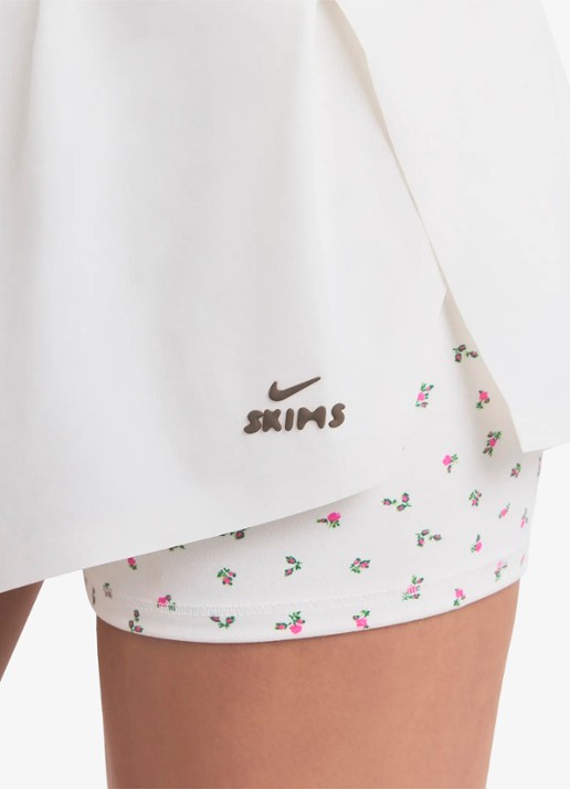 NikeSKIMS Mid waist straight fit korte broek met logo - detail 4 gebroken wit