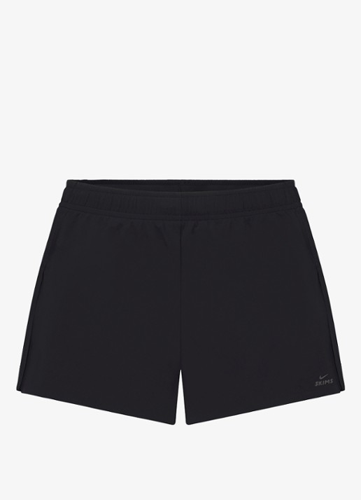 NikeSKIMS Mid waist straight fit korte broek met logo - voorkant zwart