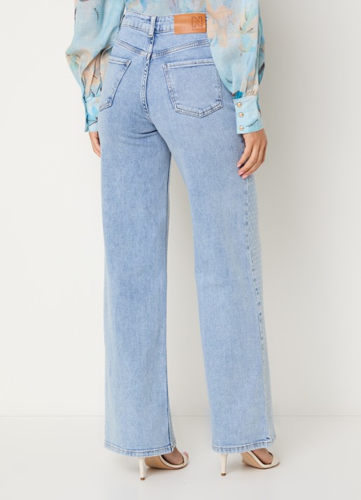 NIKKIE Abigail mid waist straight leg jeans met lichte wassing en strass - achterkant 3 indigo